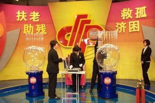 2004年双色球，一次历史性的开奖与彩民的梦想之旅