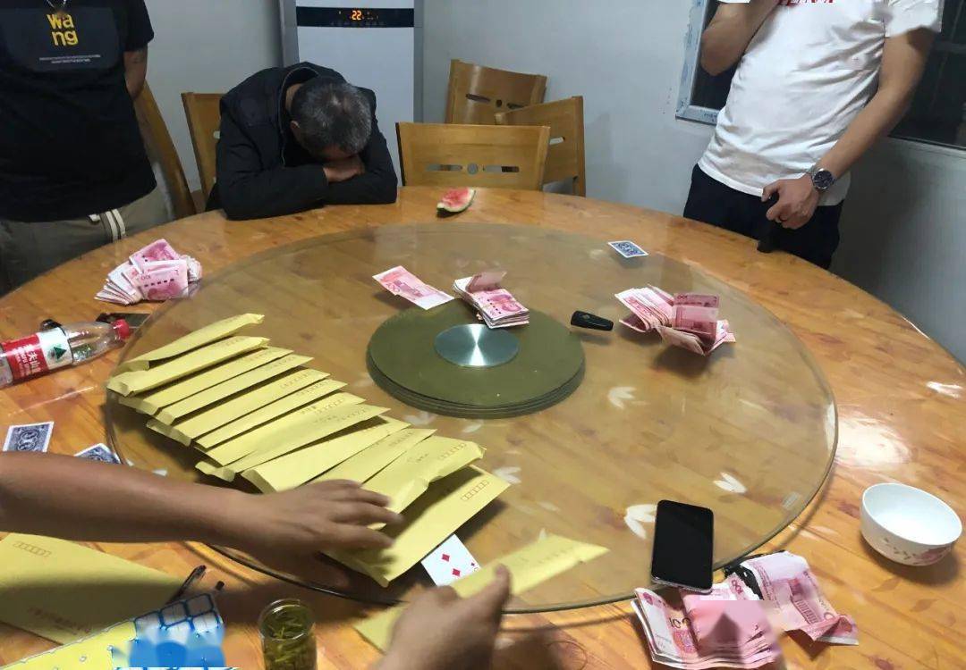 澳门正版资料免费大全版门，揭开网络赌博的灰色地带与法律风险警示澳门正版资料大全十今年免费